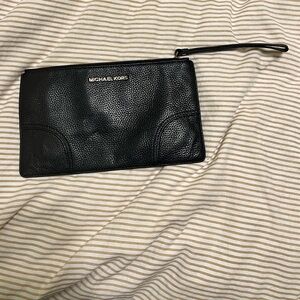 MICHAEL KORS HATTIE MOSS LEATHER LARGE ZIP CLUTCH, Wristlet